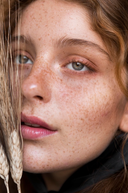 Free photo close-up of woman with straw hat