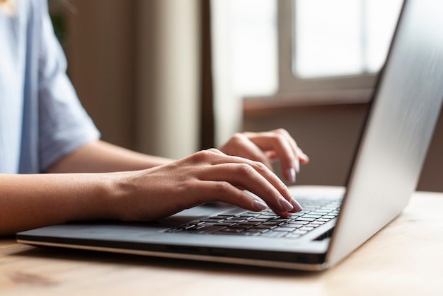 Free photo close-up woman working on a laptop