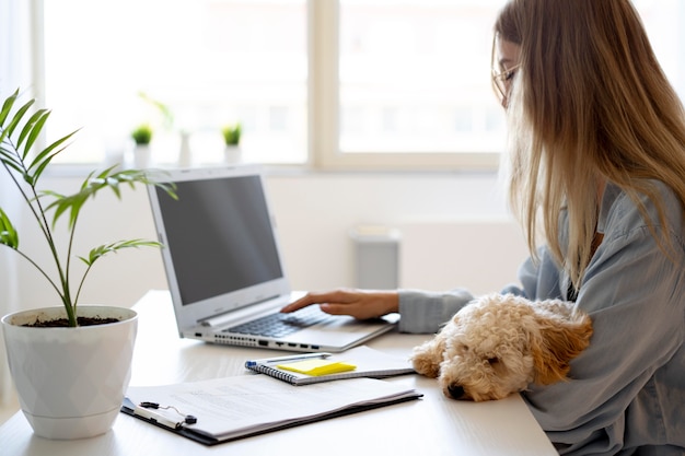 Free photo close up woman working with dog