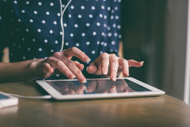 Free photo close-up of a woman working with the tablet