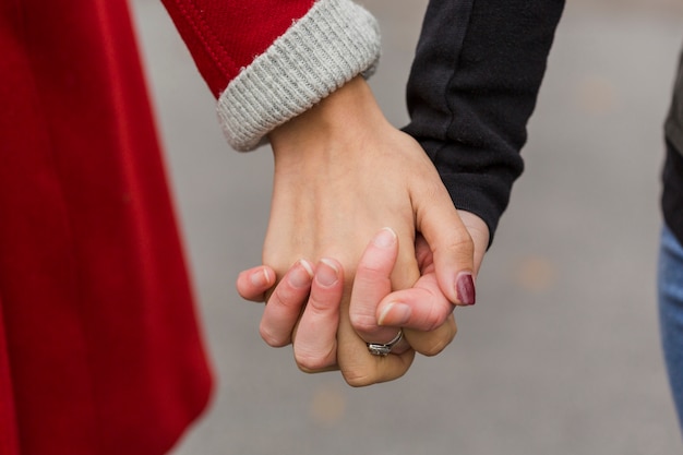 Free photo close-up women holding hands