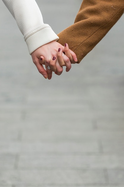 Free photo close-up women holding hands