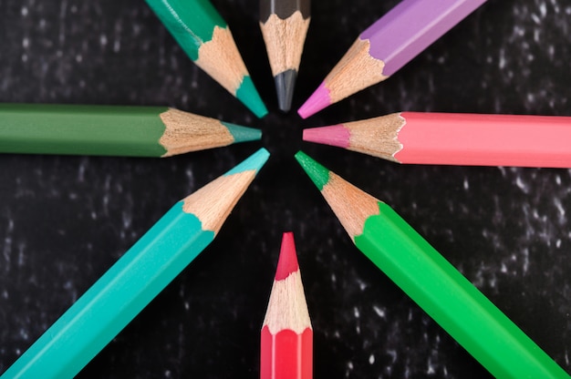 Free photo close-up, wooden crayons arranged in a color wheel.