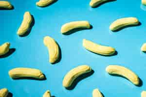 Free photo close-up of yellow gummy banana candies on blue backdrop