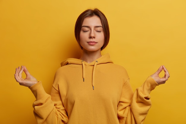 Free photo close up on young attractive and charismatic woman isolated