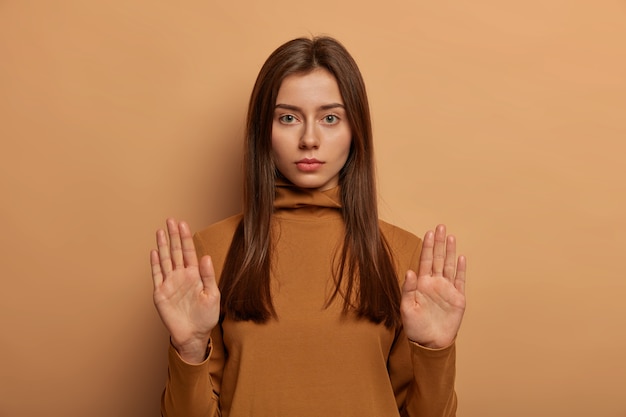 Free photo close up on young attractive and charismatic woman isolated