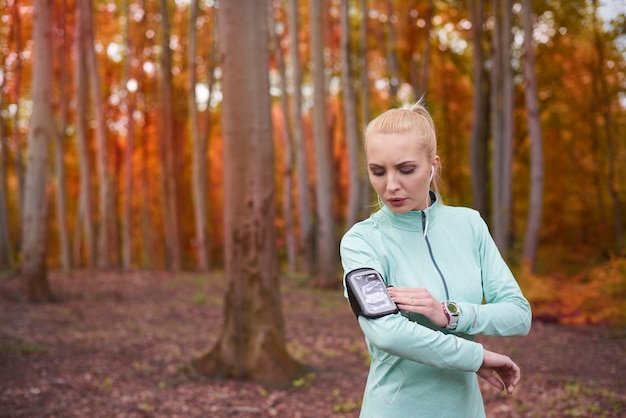 Free photo close up on young beautiful woman jogging