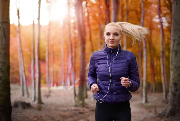 Free photo close up on young beautiful woman jogging