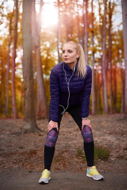 Free photo close up on young beautiful woman jogging