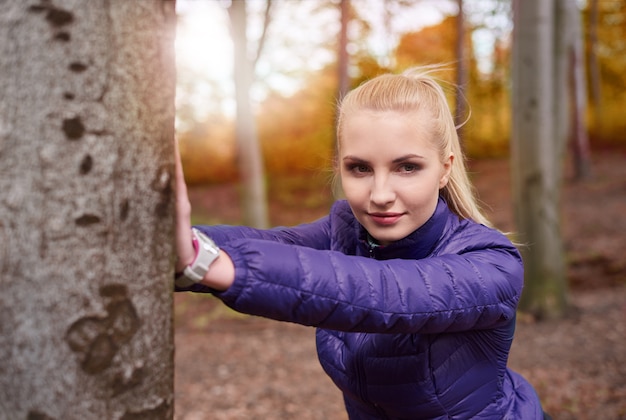 Free photo close up on young beautiful woman jogging