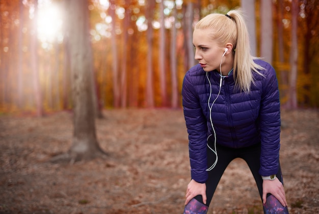 Free photo close up on young beautiful woman jogging