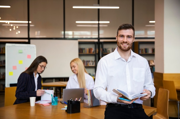 Free photo close up on young business person doing internship