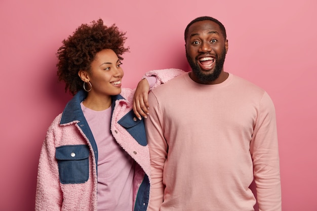 Free photo close up on young couple spending time together