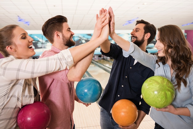 Free photo close up on young friends enjoying bowling