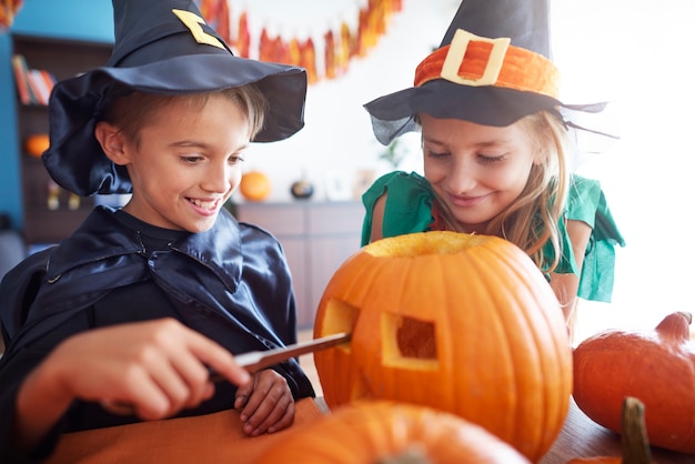 Free photo close up on young and happy family spending time together