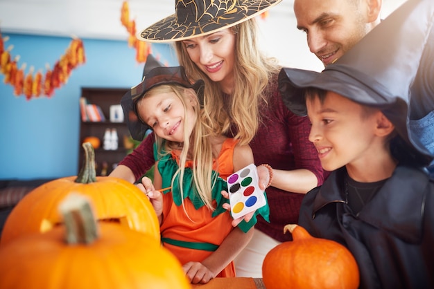 Free photo close up on young and happy family spending time together