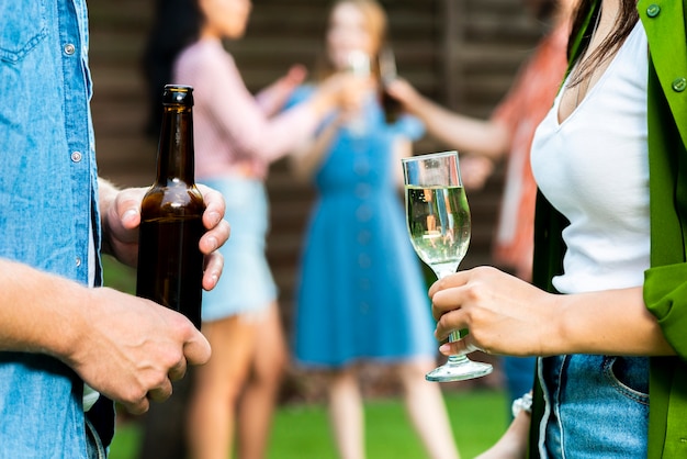 Close-up young man and woman holding drinks