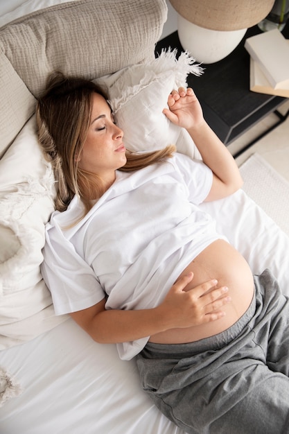 Free photo close up on young pregnant woman sleeping