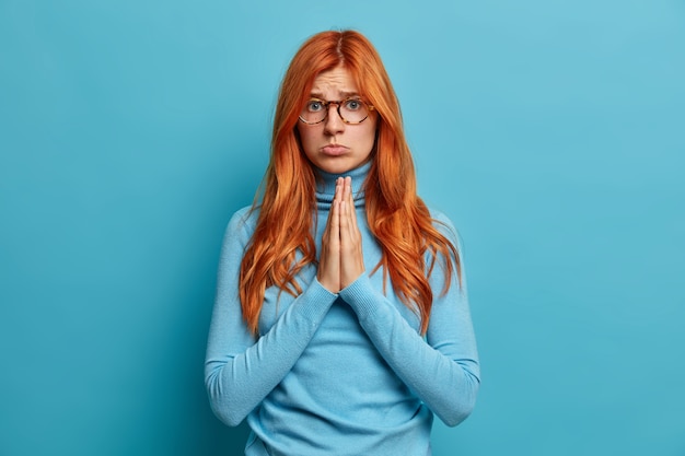 Free photo close up on young redhead woman gesturing