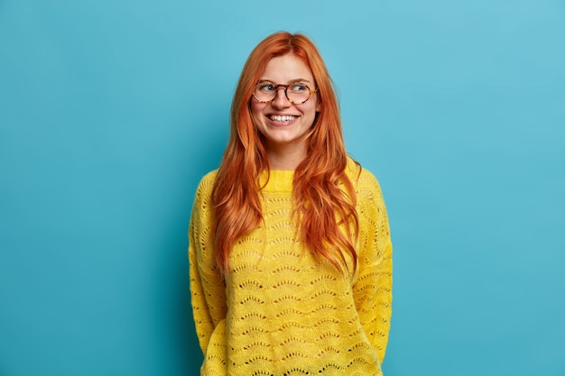 Free photo close up on young redhead woman gesturing