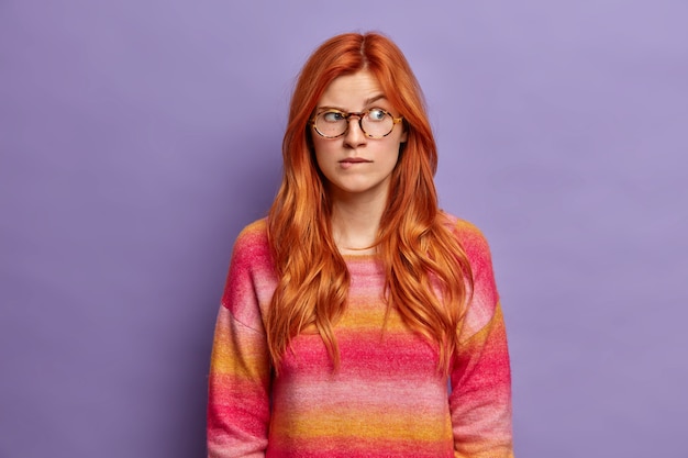 Free Photo close up on young redhead woman gesturing