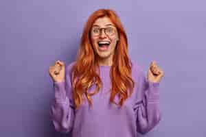 Free photo close up on young redhead woman gesturing