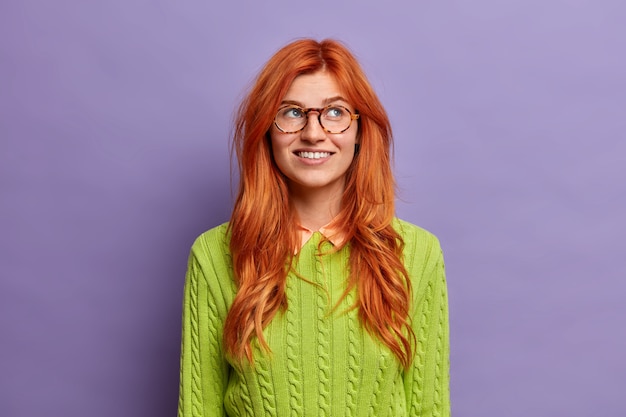 Free photo close up on young redhead woman gesturing