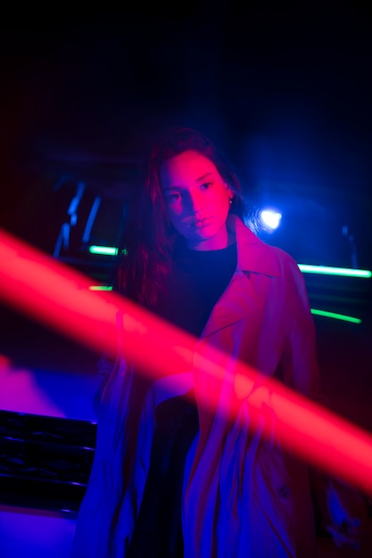 Free photo close up on young woman posing in dramatic light