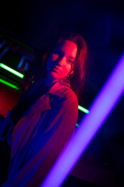 Free photo close up on young woman posing in dramatic light