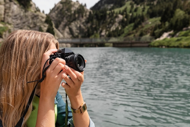 Free photo close up on young woman taking pictures with camera