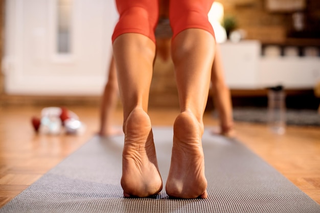 Free photo closeup of athletic woman's feet during home workout