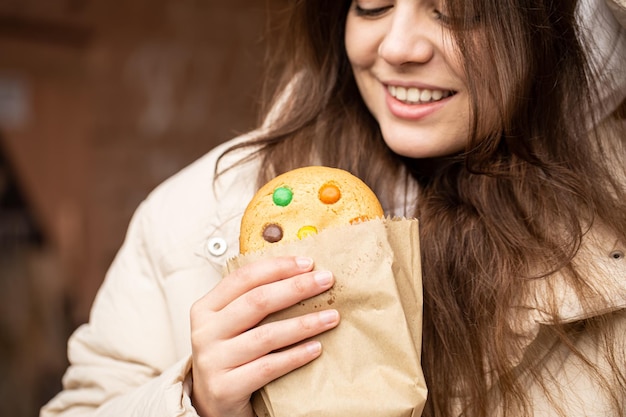 Free photo closeup a beautiful gingerbread in the hands of a woman