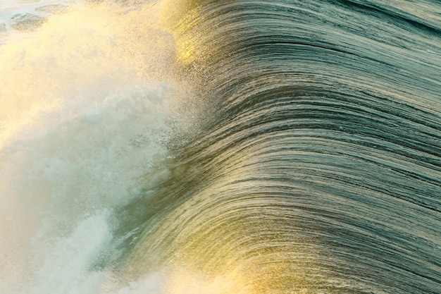 Free photo closeup of beautiful sea waves splashing during a sunny day at the beach