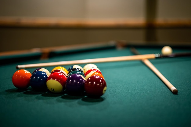 Free photo closeup of billiard balls and sticks on the table