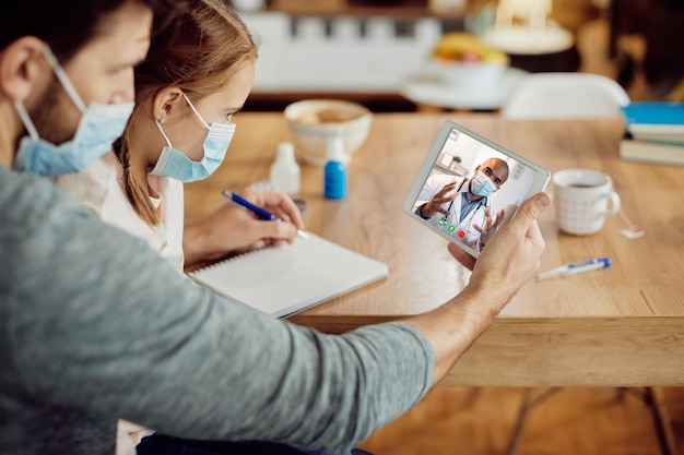 Free Photo closeup of black doctor having video call with father and daughter due to coronavirus pandemic