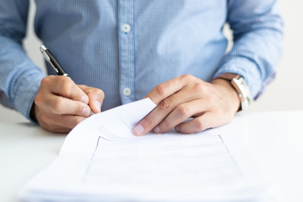 Free Photo closeup of business man signing document