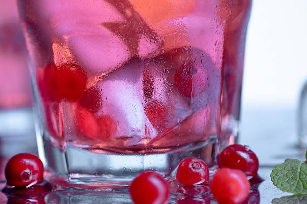 Free Photo closeup of a cape cod cocktail or vodka cranberry on a blue