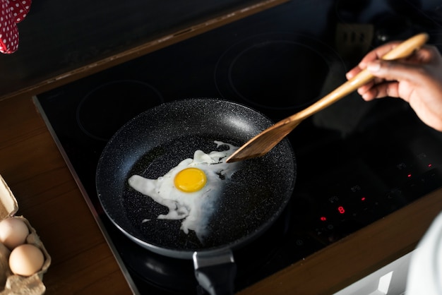 Free photo closeup of cooked fried egg on the pan