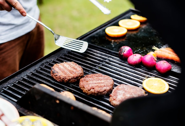 Free photo closeup of cooking hamburger patties on the charcoals grill