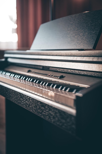 Free photo closeup electronic piano in a dark room