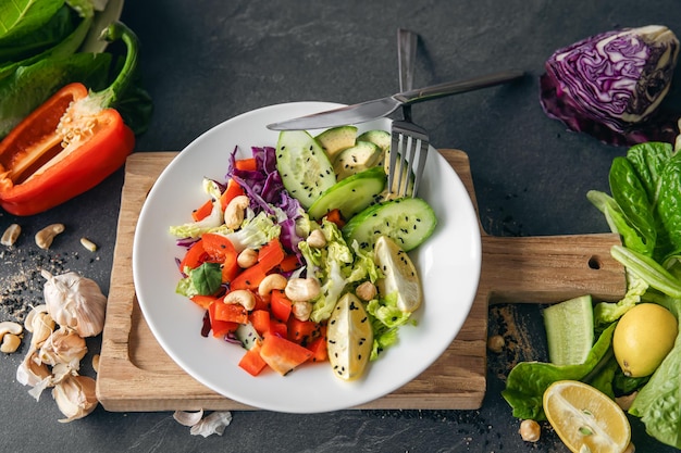 Free photo closeup fresh vegetable salad on the kitchen table