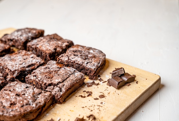 Free photo closeup of freshly baked brownies on a wooden board