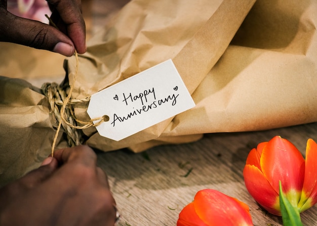 Free photo closeup of happy anniversary tag on a flower bouquet