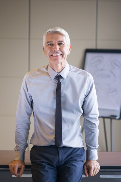 Free photo closeup of happy senior businessman with flipchart