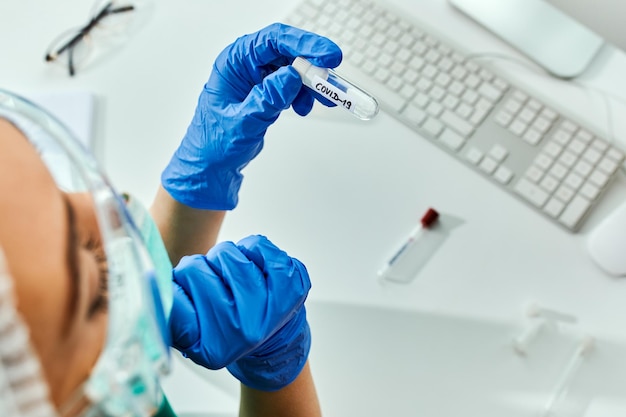 Free photo closeup of healthcare expert analyzing coronavirus sample while working in a laboratory