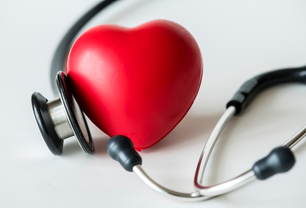 Free photo closeup of heart and a stethoscope cardiovascular checkup concept