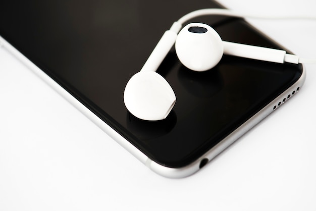 Free photo closeup of mobile phone with earphones