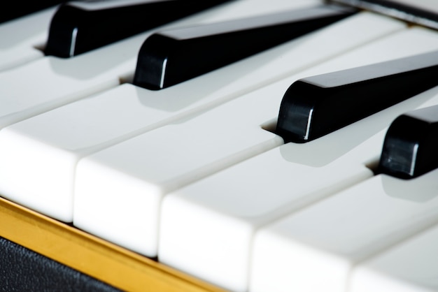 Free photo closeup of piano keyboard