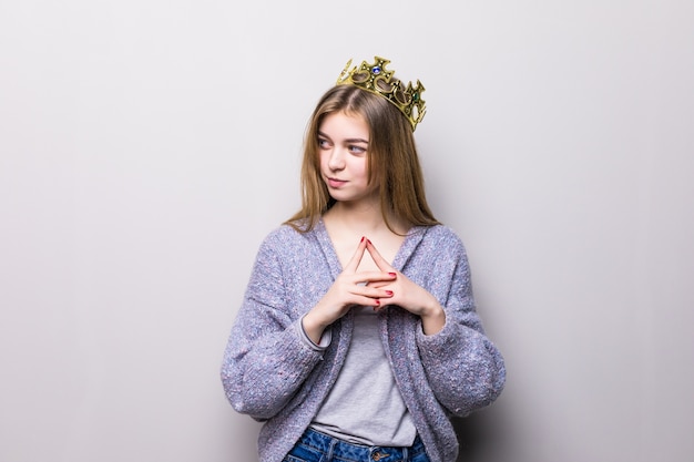 Free photo closeup portrait of beautiful young girl with festive paper crown on her head,