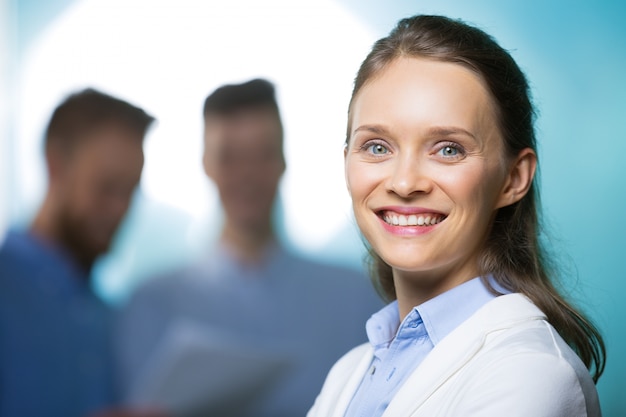 Free photo closeup portrait of happy pretty young woman